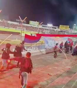 Lo que debía ser una jornada futbolera por los dieciseisavos de final de la Copa Ecuador terminó convirtiéndose en una vergonzosa postal de violencia y descontrol.