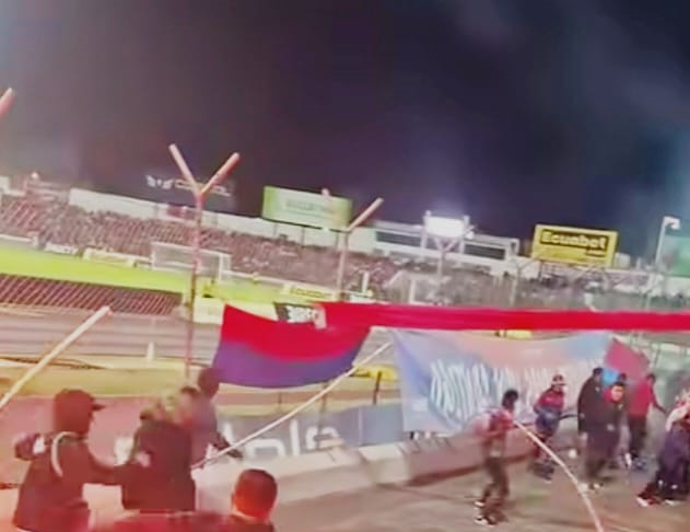 Lo que debía ser una jornada futbolera por los dieciseisavos de final de la Copa Ecuador terminó convirtiéndose en una vergonzosa postal de violencia y descontrol.