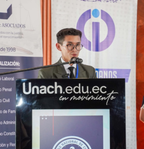 Con más de 10.000 "me gusta" y miles de comentarios en Instagram, el joven riobambeño Marcos Alvaracín, estudiante de Derecho en la Universidad Nacional de Chimborazo, lidera el voto del público en el Campeonato Mundial de Oratoria en Español 2025, una competencia internacional que reúne a los mejores 30 oradores de habla hispana.