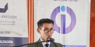 Con más de 10.000 "me gusta" y miles de comentarios en Instagram, el joven riobambeño Marcos Alvaracín, estudiante de Derecho en la Universidad Nacional de Chimborazo, lidera el voto del público en el Campeonato Mundial de Oratoria en Español 2025, una competencia internacional que reúne a los mejores 30 oradores de habla hispana.
