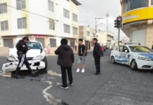 Un incidente de tránsito ocurrido a las 07h11, del 26 de julio en el cruce de las calles Boyacá y Tarqui, en el sector de La Paz, generó alarma entre los vecinos y movilizó rápidamente a los servicios de emergencia. La colisión involucró a dos vehículos, uno de ellos un patrullero de la Policía, dejando a un hombre de 59 años herido, afortunadamente, las lesiones no fueron de gravedad.