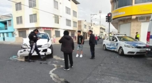 Un incidente de tránsito ocurrido a las 07h11, del 26 de julio en el cruce de las calles Boyacá y Tarqui, en el sector de La Paz, generó alarma entre los vecinos y movilizó rápidamente a los servicios de emergencia. La colisión involucró a dos vehículos, uno de ellos un patrullero de la Policía, dejando a un hombre de 59 años herido, afortunadamente, las lesiones no fueron de gravedad.