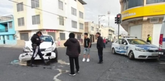 Un incidente de tránsito ocurrido a las 07h11, del 26 de julio en el cruce de las calles Boyacá y Tarqui, en el sector de La Paz, generó alarma entre los vecinos y movilizó rápidamente a los servicios de emergencia. La colisión involucró a dos vehículos, uno de ellos un patrullero de la Policía, dejando a un hombre de 59 años herido, afortunadamente, las lesiones no fueron de gravedad.