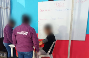 Un portón cerrado a cal y canto, escondía una verdad inquietante: al interior de una vivienda común en Pallatanga, siete hombres convivían en condiciones de hacinamiento, rodeados de insalubridad, sin acceso a atención médica ni a un proceso de rehabilitación digno.