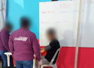Un portón cerrado a cal y canto, escondía una verdad inquietante: al interior de una vivienda común en Pallatanga, siete hombres convivían en condiciones de hacinamiento, rodeados de insalubridad, sin acceso a atención médica ni a un proceso de rehabilitación digno.