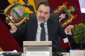 El colectivo Cuida tu Voto, liderado por Néstor Marroquín, superó el umbral mínimo de firmas exigido por el Consejo Nacional Electoral (CNE) para solicitar la revocatoria de mandato del alcalde de Quito, Pabel Muñoz. Hasta el 10 de julio de 2025, el grupo recolectó 210 000 rúbricas.