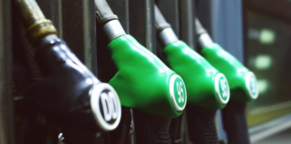 El secretario ejecutivo de la Cámara Nacional de Distribuidores de Derivados del Petróleo (Camddepe), Oswaldo Erazo, denunció el 22 de julio de 2025 que los distribuidores de combustible reciben menos gasolina extra en la terminal El Beaterio, que abastece a Quito.
