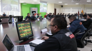El Sistema Integrado de Seguridad ECU-911 enfrenta una crisis tecnológica que pone en riesgo su capacidad para enfrentar la delincuencia y garantizar la seguridad ciudadana. A pesar de su importancia estratégica, la plataforma tecnológica del ECU-911 se encuentra en estado crítico, con un déficit de renovación y equipos obsoletos, lo que podría comprometer su efectividad en la lucha contra el crimen organizado.