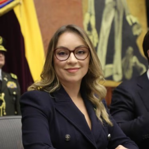 La Asamblea Nacional atraviesa un momento decisivo en materia de ética institucional. La legisladora por Chimborazo, Mishel Mancheno, propuso este martes en el Pleno, que se solicite formalmente la renuncia voluntaria del legislador Santiago Díaz, quien guarda prisión preventiva por estar involucrado en un proceso penal por presunta violación a una menor de 12 años.
