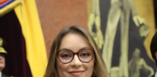 La Asamblea Nacional atraviesa un momento decisivo en materia de ética institucional. La legisladora por Chimborazo, Mishel Mancheno, propuso este martes en el Pleno, que se solicite formalmente la renuncia voluntaria del legislador Santiago Díaz, quien guarda prisión preventiva por estar involucrado en un proceso penal por presunta violación a una menor de 12 años.