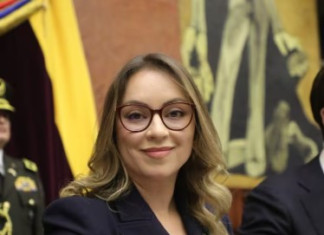 La Asamblea Nacional atraviesa un momento decisivo en materia de ética institucional. La legisladora por Chimborazo, Mishel Mancheno, propuso este martes en el Pleno, que se solicite formalmente la renuncia voluntaria del legislador Santiago Díaz, quien guarda prisión preventiva por estar involucrado en un proceso penal por presunta violación a una menor de 12 años.