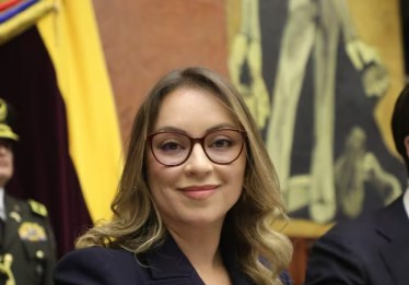 La Asamblea Nacional atraviesa un momento decisivo en materia de ética institucional. La legisladora por Chimborazo, Mishel Mancheno, propuso este martes en el Pleno, que se solicite formalmente la renuncia voluntaria del legislador Santiago Díaz, quien guarda prisión preventiva por estar involucrado en un proceso penal por presunta violación a una menor de 12 años.