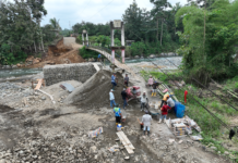 En un paso clave para fortalecer la conectividad rural y mejorar la calidad de vida de las comunidades más alejadas, la Prefectura de Bolívar, liderada por Aníbal Coronel, avanza con la instalación de un puente tipo Bailey de 45 metros sobre el río Suquibí, en el cantón Las Naves.