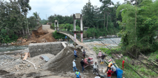En un paso clave para fortalecer la conectividad rural y mejorar la calidad de vida de las comunidades más alejadas, la Prefectura de Bolívar, liderada por Aníbal Coronel, avanza con la instalación de un puente tipo Bailey de 45 metros sobre el río Suquibí, en el cantón Las Naves.