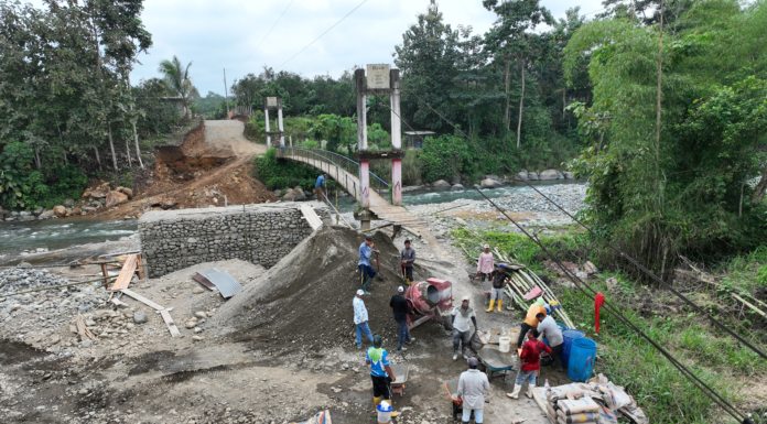 En un paso clave para fortalecer la conectividad rural y mejorar la calidad de vida de las comunidades más alejadas, la Prefectura de Bolívar, liderada por Aníbal Coronel, avanza con la instalación de un puente tipo Bailey de 45 metros sobre el río Suquibí, en el cantón Las Naves.
