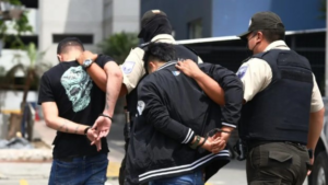 Ecuador vive una de las etapas más violentas de su historia reciente, con un alarmante aumento en los índices de criminalidad, según el informe 2024 de Human Rights Watch, que lo posiciona entre los países más peligrosos de América Latina.