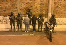 En medio de patrullajes de rutina liderados por la Brigada Blindada “Galápagos” del Ejército ecuatoriano, dos ciudadanos fueron aprehendidos en flagrancia con sustancias sujetas a fiscalización, dinero en efectivo y una motocicleta sin placas, ahora están en manos de las autoridades judiciales.
