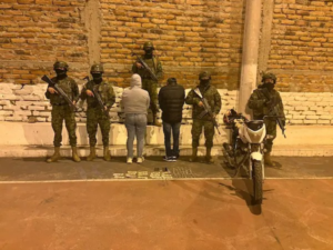 En medio de patrullajes de rutina liderados por la Brigada Blindada “Galápagos” del Ejército ecuatoriano, dos ciudadanos fueron aprehendidos en flagrancia con sustancias sujetas a fiscalización, dinero en efectivo y una motocicleta sin placas, ahora están en manos de las autoridades judiciales.