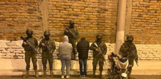 En medio de patrullajes de rutina liderados por la Brigada Blindada “Galápagos” del Ejército ecuatoriano, dos ciudadanos fueron aprehendidos en flagrancia con sustancias sujetas a fiscalización, dinero en efectivo y una motocicleta sin placas, ahora están en manos de las autoridades judiciales.