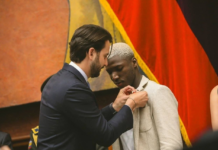 El jugador del Chelsea fue condecorado en el pleno de la Asamblea Nacional, un homenaje que excede lo protocolario y reconoce el impacto social, deportivo y humano de un joven que sigue creciendo, sin perder el rumbo ni la humildad. Acompañado por su esposa y familiares, Caicedo llegó al pleno del Parlamento, donde fue recibido con honores.