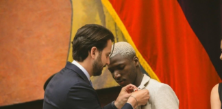 El jugador del Chelsea fue condecorado en el pleno de la Asamblea Nacional, un homenaje que excede lo protocolario y reconoce el impacto social, deportivo y humano de un joven que sigue creciendo, sin perder el rumbo ni la humildad. Acompañado por su esposa y familiares, Caicedo llegó al pleno del Parlamento, donde fue recibido con honores.