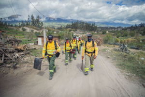 Con el objetivo de medir la capacidad de reacción de sus brigadas frente a posibles emergencias en la temporada seca, el Cuerpo de Bomberos de Riobamba (CBR) desarrolló un simulacro de incendio forestal el 24 y 25 de julio. La actividad formó parte de la planificación semestral de la institución y se ejecutó en un entorno natural con condiciones reales de acceso y logística.