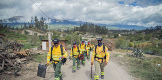 Con el objetivo de medir la capacidad de reacción de sus brigadas frente a posibles emergencias en la temporada seca, el Cuerpo de Bomberos de Riobamba (CBR) desarrolló un simulacro de incendio forestal el 24 y 25 de julio. La actividad formó parte de la planificación semestral de la institución y se ejecutó en un entorno natural con condiciones reales de acceso y logística.