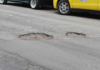 En Riobamba, transitar en vehículo se ha convertido en una prueba de resistencia, tanto para conductores, sino para el propio automotor.  La ciudad atraviesa una de sus peores crisis viales en años, con calles de baches, grietas, desniveles y parches improvisados que agravan el deterioro.