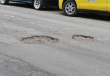 En Riobamba, transitar en vehículo se ha convertido en una prueba de resistencia, tanto para conductores, sino para el propio automotor.  La ciudad atraviesa una de sus peores crisis viales en años, con calles de baches, grietas, desniveles y parches improvisados que agravan el deterioro.