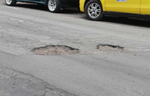 En Riobamba, transitar en vehículo se ha convertido en una prueba de resistencia, tanto para conductores, sino para el propio automotor.  La ciudad atraviesa una de sus peores crisis viales en años, con calles de baches, grietas, desniveles y parches improvisados que agravan el deterioro.