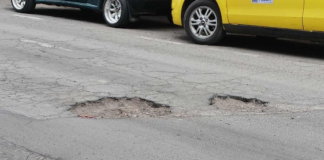 En Riobamba, transitar en vehículo se ha convertido en una prueba de resistencia, tanto para conductores, sino para el propio automotor.  La ciudad atraviesa una de sus peores crisis viales en años, con calles de baches, grietas, desniveles y parches improvisados que agravan el deterioro.