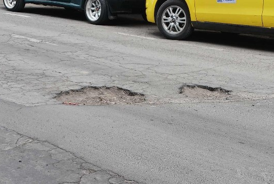 En Riobamba, transitar en vehículo se ha convertido en una prueba de resistencia, tanto para conductores, sino para el propio automotor.  La ciudad atraviesa una de sus peores crisis viales en años, con calles de baches, grietas, desniveles y parches improvisados que agravan el deterioro.
