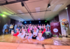 El Teatro Alfonso Chávez Jara, en Riobamba, fue el escenario donde más de 50 niños, niñas y jóvenes demostraron su talento y dedicación durante la clausura del Curso Vacacional de Canto 2025. El evento, lleno de emoción y buena música, fue el resultado de varias semanas de preparación bajo la guía de la instructora Lucy Sánchez.