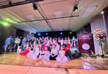 El Teatro Alfonso Chávez Jara, en Riobamba, fue el escenario donde más de 50 niños, niñas y jóvenes demostraron su talento y dedicación durante la clausura del Curso Vacacional de Canto 2025. El evento, lleno de emoción y buena música, fue el resultado de varias semanas de preparación bajo la guía de la instructora Lucy Sánchez.