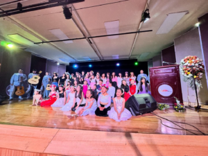 El Teatro Alfonso Chávez Jara, en Riobamba, fue el escenario donde más de 50 niños, niñas y jóvenes demostraron su talento y dedicación durante la clausura del Curso Vacacional de Canto 2025. El evento, lleno de emoción y buena música, fue el resultado de varias semanas de preparación bajo la guía de la instructora Lucy Sánchez.