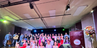 El Teatro Alfonso Chávez Jara, en Riobamba, fue el escenario donde más de 50 niños, niñas y jóvenes demostraron su talento y dedicación durante la clausura del Curso Vacacional de Canto 2025. El evento, lleno de emoción y buena música, fue el resultado de varias semanas de preparación bajo la guía de la instructora Lucy Sánchez.