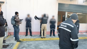 En cuatro provincias de Ecuador, la Fiscalía realizó operativos donde fueron detenidos miembros de la Policía Nacional involucrados en la venta ilícita de armas.