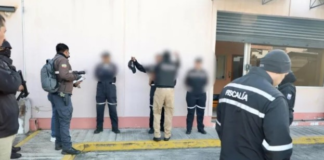 En cuatro provincias de Ecuador, la Fiscalía realizó operativos donde fueron detenidos miembros de la Policía Nacional involucrados en la venta ilícita de armas.
