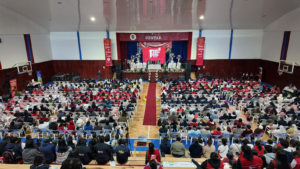 En un ambiente cargado de fe, alegría y compromiso solidario, el viernes 4 de julio se dio inicio al Primer Encuentro Nacional de Voluntarios de Cáritas Ecuador, que tuvo lugar en las instalaciones de la Unidad Educativa Santo Tomás Apóstol de Riobamba. El evento congregó a cerca de 800 voluntarios provenientes de diversas diócesis del país, bajo el lema “Peregrinos de la Fraternidad y la Esperanza”.