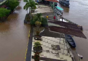 La Secretaría Nacional de Gestión de Riesgos (SNGR) emitió este sábado un reporte de monitoreo de amenazas en cuerpos hídricos a escala nacional, en el que se informa que dos ríos se encuentran desbordados y ocho más presentan una preocupante tendencia al incremento de su caudal.