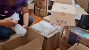 La Agencia Nacional de Regulación, Control y Vigilancia Sanitaria (ARCSA) emitió una alerta sanitaria a través de sus redes sociales sobre la detección del compuesto fluoruro de estaño en una crema dental comercializada en el país, luego de que se reportaron reacciones adversas en algunos usuarios.