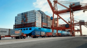 Las exportaciones ecuatorianas mantendrán, al menos por tres semanas más, la sobretasa arancelaria del 10 % impuesta desde abril de 2025 por el gobierno de Estados Unidos bajo la política de “aranceles recíprocos” anunciada por el presidente Donald Trump.