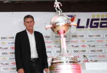 El 2 de julio de 2008, Liga Deportiva Universitaria de Ecuador cambió la historia del fútbol nacional para siempre al consagrarse campeón de la Copa Libertadores, en uno de los templos sagrados del fútbol. Diecisiete años después, esa gesta sigue siendo el techo y orgullo más grande del balompié ecuatoriano.