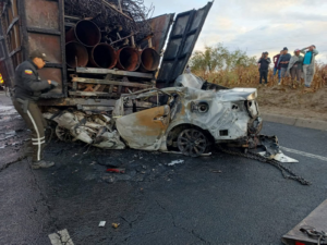 Un destello de fuego marcó el inicio de una tragedia. A las 03h47 del 29 de julio, un grave siniestro vial sacudió la carretera E35, a la altura del sector El Chan, en el norte de Latacunga. Un automóvil chocó por alcance contra un camión cargado con chatarra y terminó envuelto en llamas.