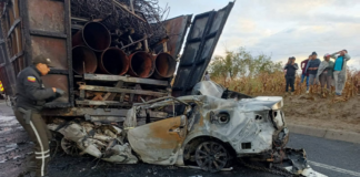 Un destello de fuego marcó el inicio de una tragedia. A las 03h47 del 29 de julio, un grave siniestro vial sacudió la carretera E35, a la altura del sector El Chan, en el norte de Latacunga. Un automóvil chocó por alcance contra un camión cargado con chatarra y terminó envuelto en llamas.