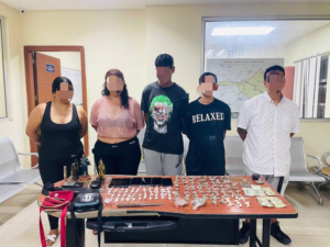 Un operativo exitoso contra el microtráfico permitió la aprehensión de cinco personas, incluido un menor de edad, en las orillas del río Chimbo, en el distrito Pallatanga – Cumandá, por presunta tenencia de sustancias sujetas a fiscalización, en un procedimiento realizado la noche del 30 de julio.