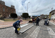 La Municipalidad de Riobamba inició la primera fase de trabajos de señalización horizontal en varias parroquias rurales del cantón, con el objetivo de mejorar la seguridad vial y fomentar una circulación más ordenada y segura para todos los actores en la vía.