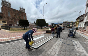 La Municipalidad de Riobamba inició la primera fase de trabajos de señalización horizontal en varias parroquias rurales del cantón, con el objetivo de mejorar la seguridad vial y fomentar una circulación más ordenada y segura para todos los actores en la vía.