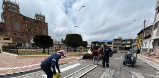 La Municipalidad de Riobamba inició la primera fase de trabajos de señalización horizontal en varias parroquias rurales del cantón, con el objetivo de mejorar la seguridad vial y fomentar una circulación más ordenada y segura para todos los actores en la vía.