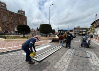 La Municipalidad de Riobamba inició la primera fase de trabajos de señalización horizontal en varias parroquias rurales del cantón, con el objetivo de mejorar la seguridad vial y fomentar una circulación más ordenada y segura para todos los actores en la vía.